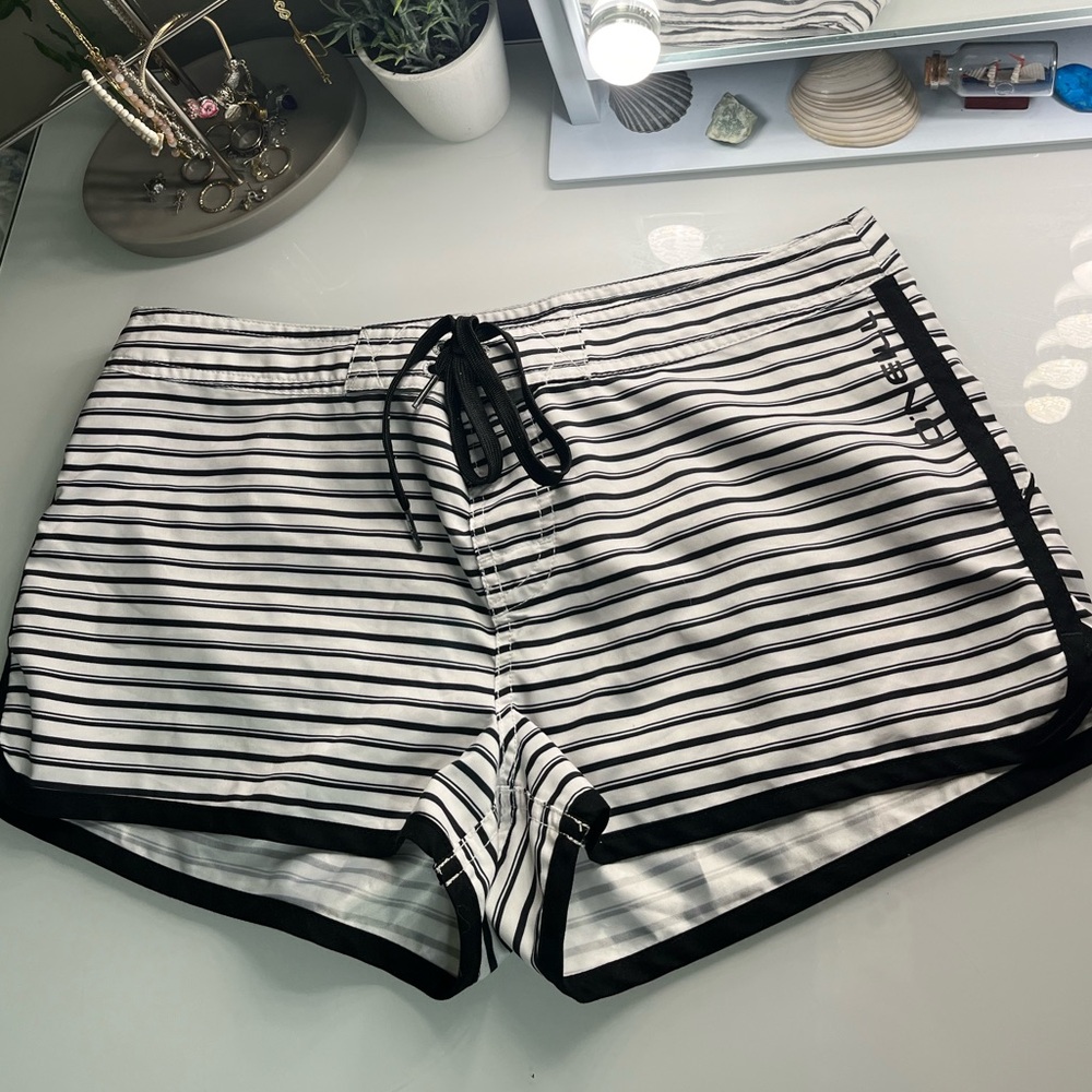 Trendy, beachy O’NEILL athletic shorts | tag says size 9; fits as a size M/L